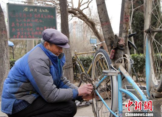 “生活不止修车还有诗”六旬修车老人恋上诗词