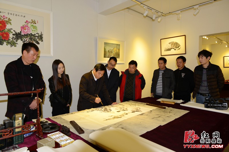 山水画家何属辉来岳阳县献墨