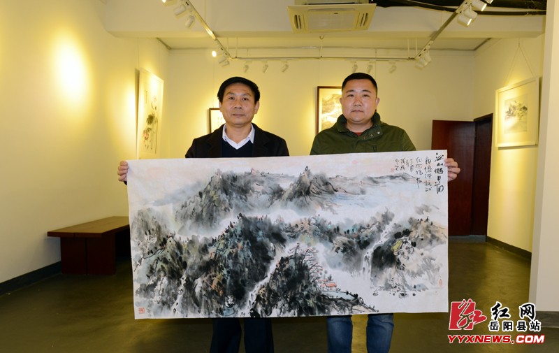 山水画家何属辉来岳阳县献墨