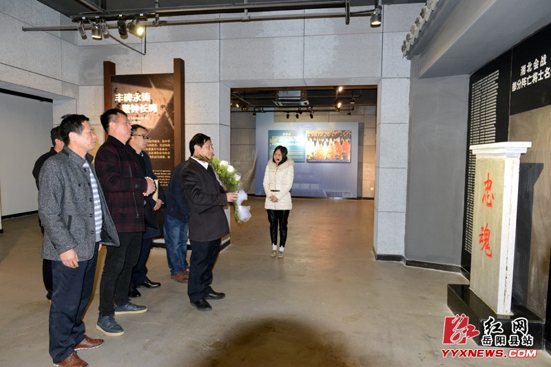 山水画家何属辉来岳阳县献墨