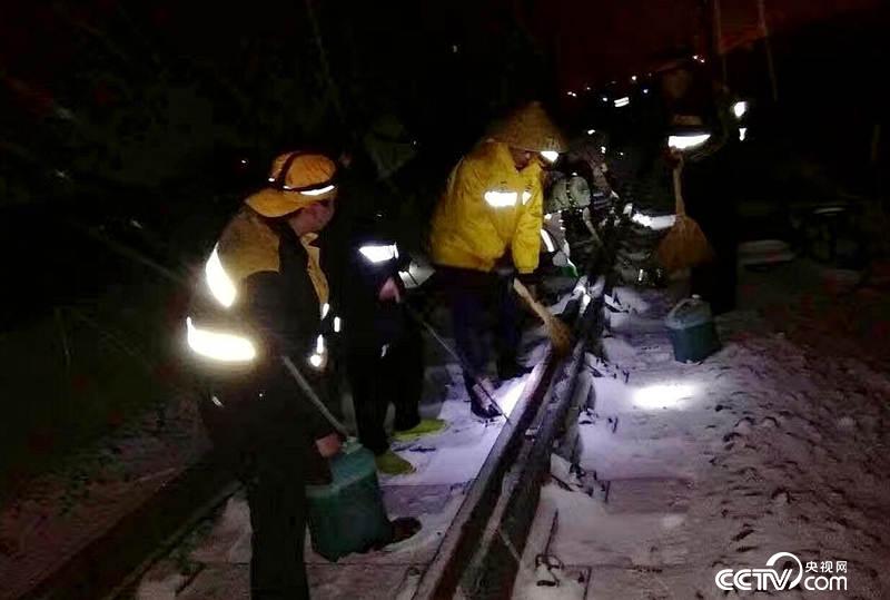 铁路职工连夜除雪确保道路安全（济南铁路局供图）
