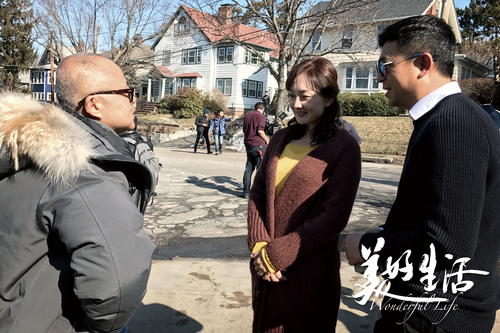 《美好生活》导演刘进正在给张嘉译和牛莉说戏