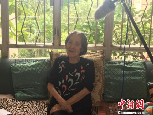  黄庆云在家中接受中新网记者采访 李凌 摄