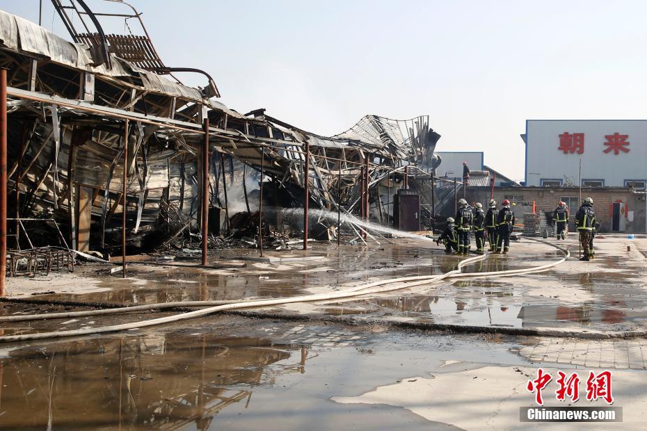 北京来广营一旧货市场突发大火