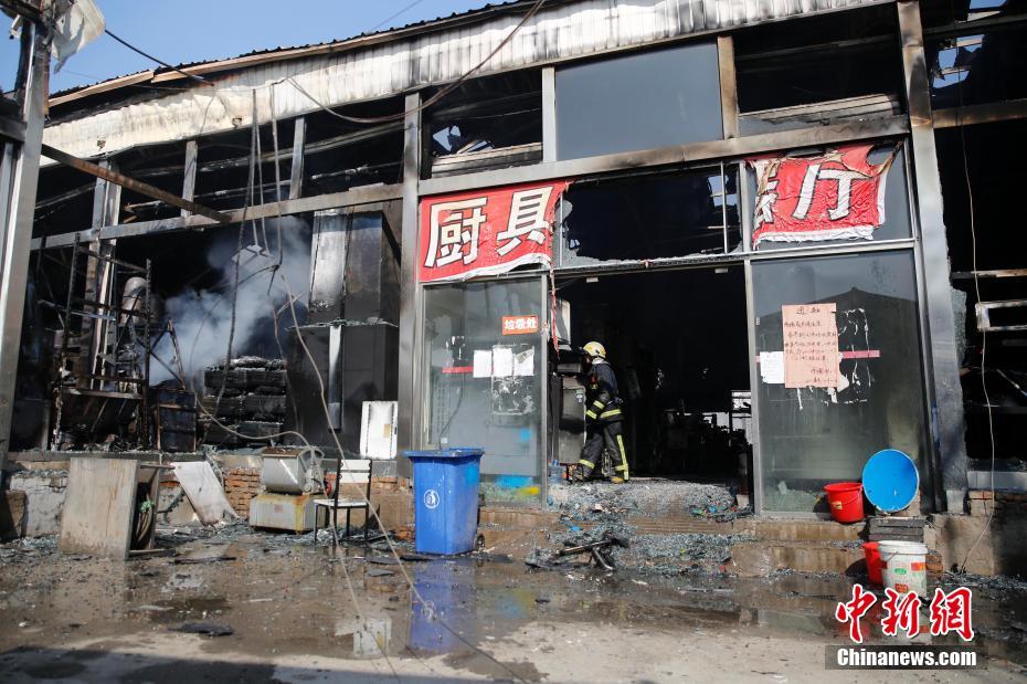 北京来广营一旧货市场突发大火