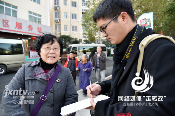 江西网络台记者陶望平在采访光明社区居民
