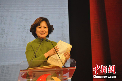 中央电视台主持人鞠萍分享她与小朋友们来信之间的温情故事。主办方供图