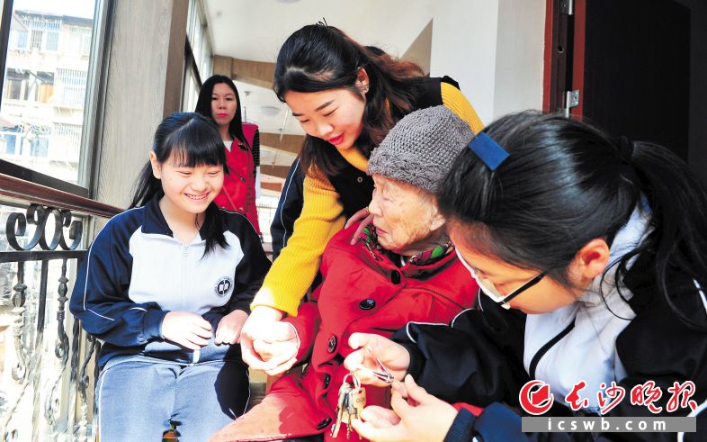 长沙社区街头学雷锋活动精彩纷呈(组图)