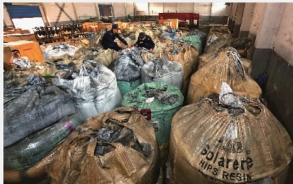 韩国296吨危险电池垃圾伪装入境被长沙海关查