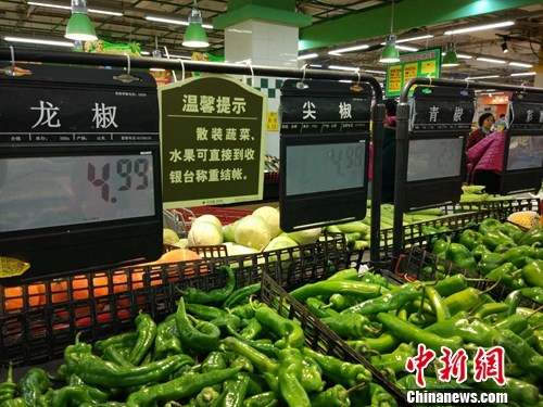 市民在超市选购蔬菜。中新网记者 李金磊 摄