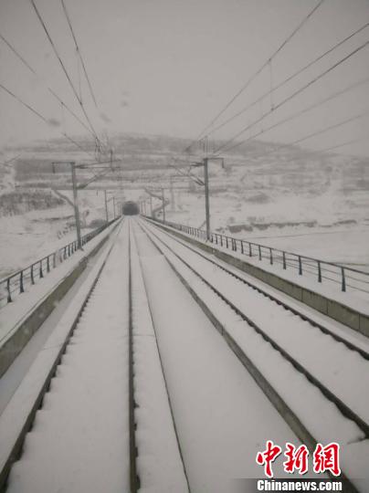 甘肃现春季大雪兰铁局雪中检测宝兰客专（图）