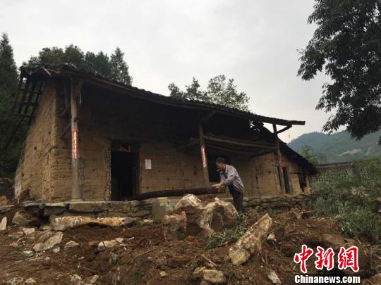 男子因太穷遭岳母嫌弃易地扶贫建新房迎女方进门