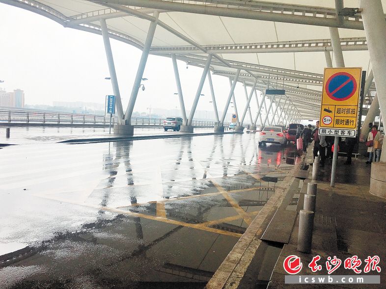 昨日，限时停车措施正式实施后，T2航站楼出发层违规候客、占用车道现象明显减少。长沙晚报记者 吴鑫矾 通讯员 寇冠乔 摄影报道