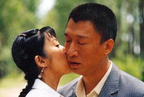 张敏是在电视剧《范府大院》中，把自己的荧屏初吻给了搭档的孙红雷。她笑言：“我看孙红雷人还不错。”