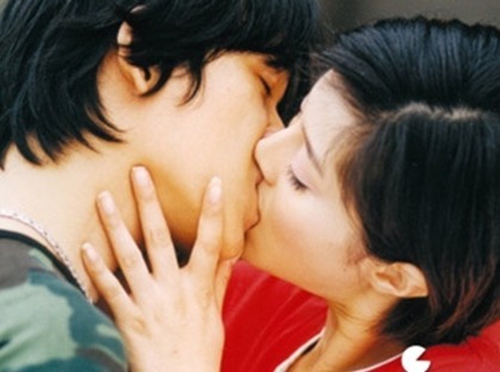 范爷范冰冰在1999年献出了自己的荧幕初吻。当时范冰冰与潘粤明合作出演了一部偶像剧《青春出动》。
