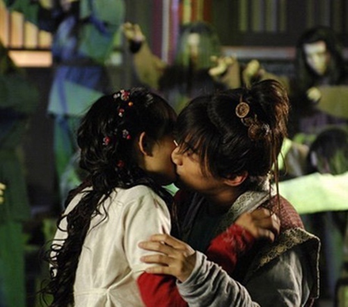 据悉，杨幂的荧幕初吻是在《聊斋志异之小倩》中献给了胡歌，之后俩人在《仙剑》中也还有一段吻戏。