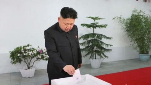 资料图：此前，朝鲜最高领导人金正恩访问金日成政治大学，并在最高人民会议议员选举第105号第43号分区投票站同人民军官兵一起参加选举。