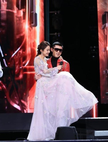 张继科&赵丽颖：东方卫视跨年会上，张继科公主抱赵丽颖，而且还牵手唱《私奔到地球》