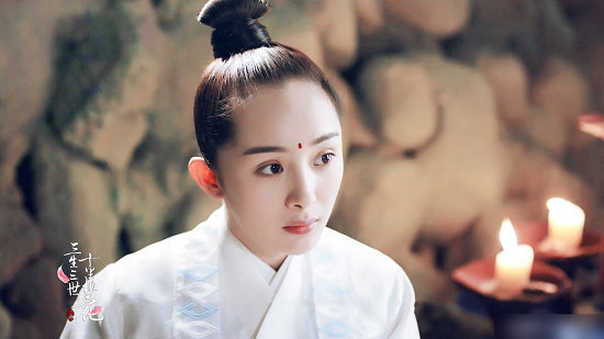 清澈干净的眼神似乎透着司音单纯又古灵精怪的性格。