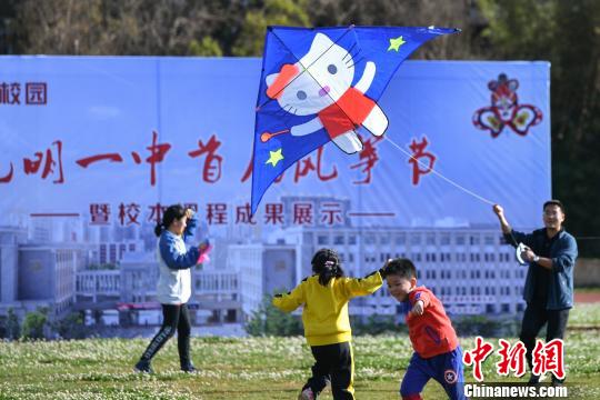 昆明一中学举办风筝节巨型“埃及艳后”风中飞翔