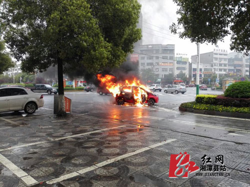 湘潭县:电动汽车街边自燃 无人员伤亡
