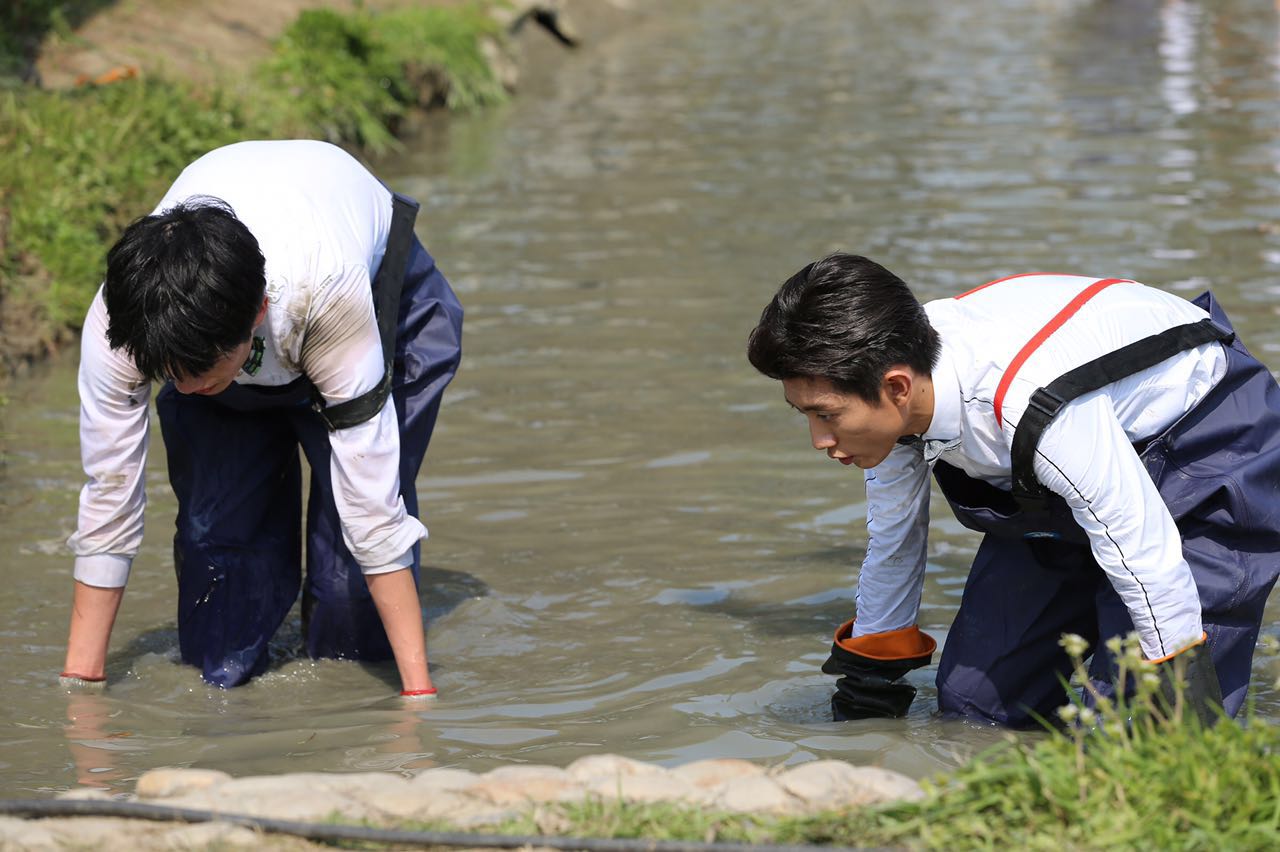 《高能少年团》张一山抓鱼.jpg