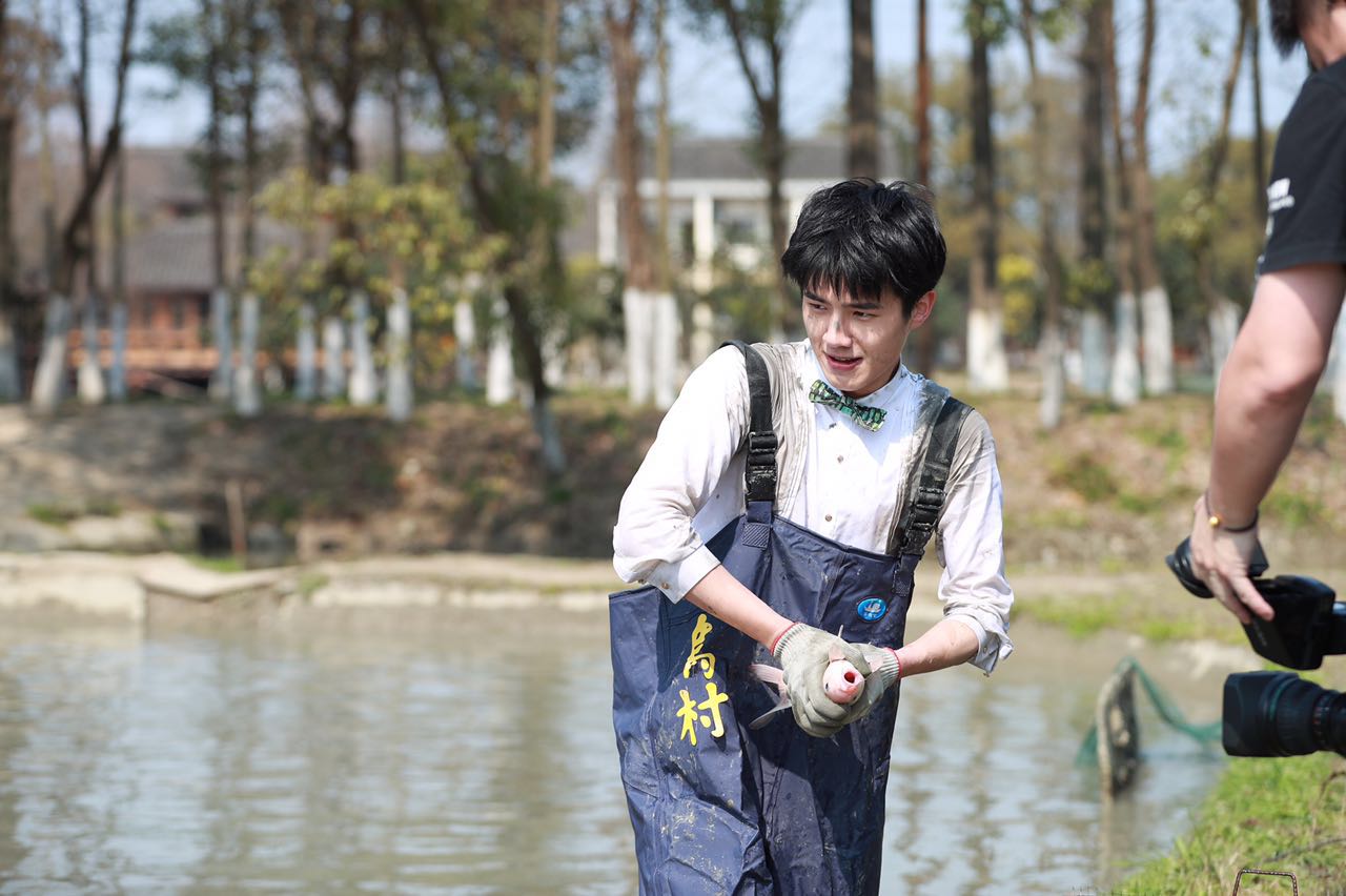 《高能少年团》抓鱼.jpg