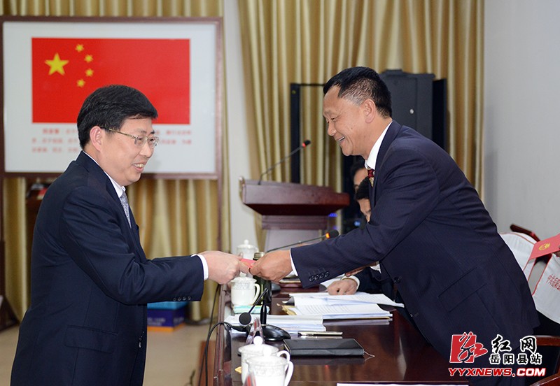 县人大常委会集中任命政府组成部门负责人