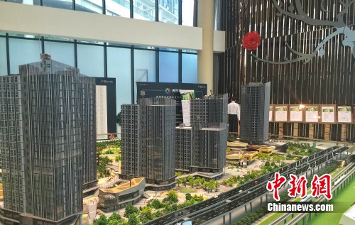 资料图：楼盘销售中心。<a target='_blank' data-cke-saved-href='http://www.chinanews.com/' href='http://www.chinanews.com/' _fcksavedurl='http://www.chinanews.com/' ></table><p align=