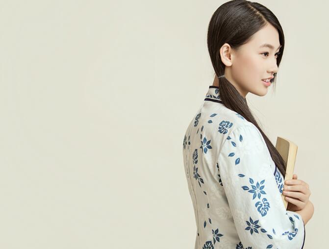 歌坛才女张紫禾背影.jpg