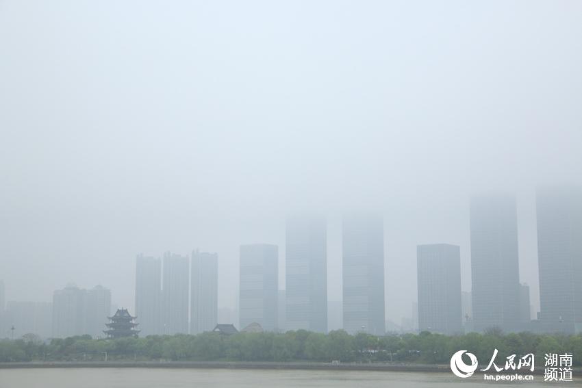 烟雨长沙景 浓雾锁湘江（组图）【6】