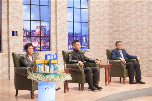 资本考核官胡海泉与投资人周丽霞（左）、陈玮（右）