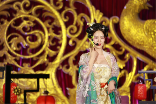 　　(图：艺人组选手范梦月“银睿姬”扮相惊艳亮相)
