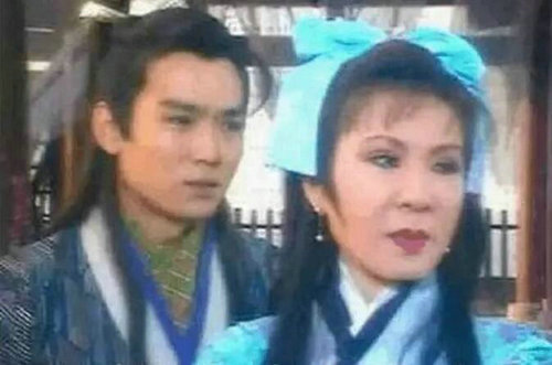 西门无恨的西门大妈，两人明明相差六岁，却看着像六十多岁的大妈和三十出头的小伙子鸳鸯戏水。