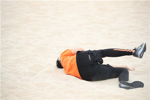 王俊凯“晕倒”