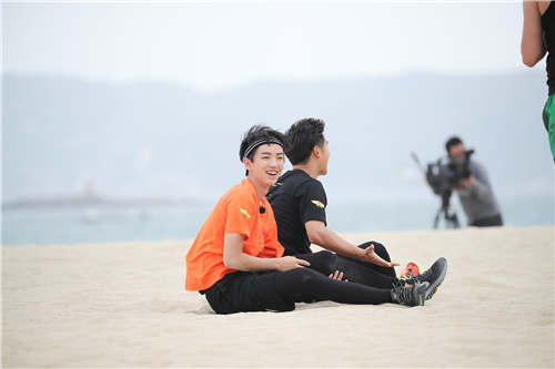 休息的王俊凯、田亮