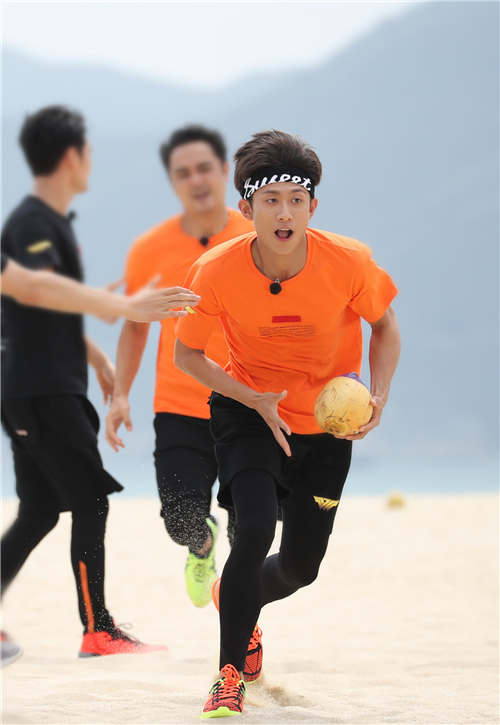 张一山夺球冲刺