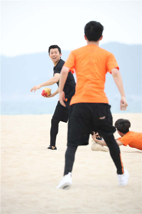 张一山拉夏雨裤腿