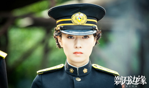 马伊琍目视前方