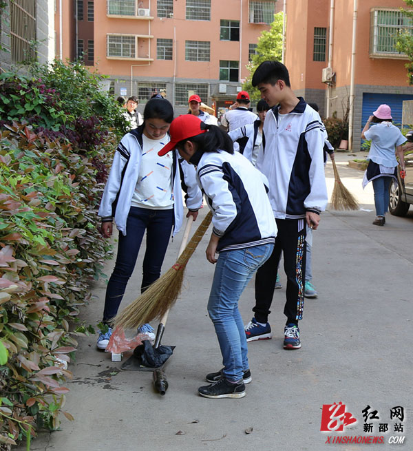 新邵县:干部学生齐上阵开展卫生大清理活动