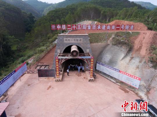 玉磨铁路尚岗一号隧道开挖1000米全隧预计2019年贯通