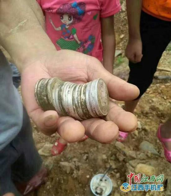 从赣县长洛乡长源村下西山组挖出的“袁大头”银元。