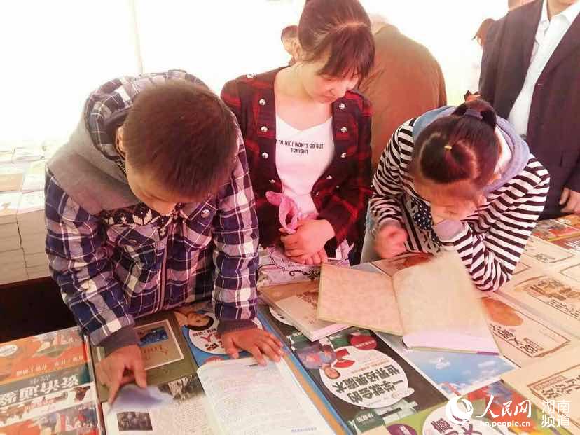 湖南邮政向“农家书屋”项目捐赠图书10万册【3】