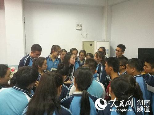 麦田生涯计划指导老师为吐鲁番实验中学学生上课和回答提问。