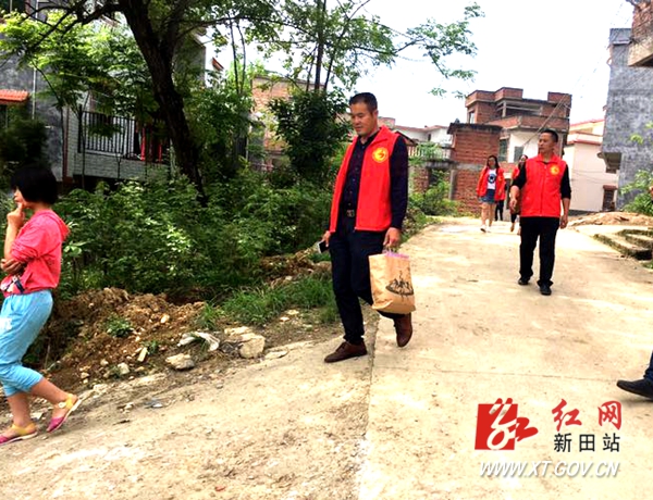 新田万余志愿者活跃城乡播洒文明