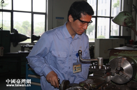 桑仁龙在演示操作机床