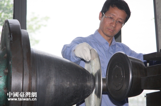 桑仁龙在加工零件