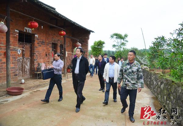 周吉锋 雷中祥)4月26日上午,区委书记何冲龙深入上岭桥镇东村,仁山村