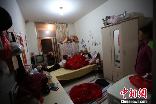 租住房不足10平米的空间，容纳了三个人吃喝拉撒全部的生活日常，一张双人床占据房间的二分之一。范丽芳 摄
