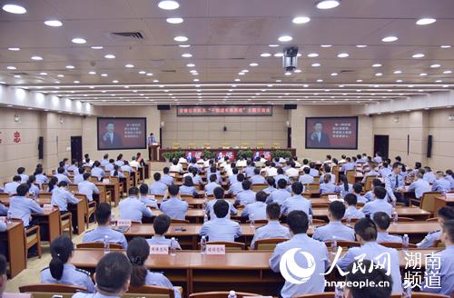 湖南为“全国公安系统二级英雄模范”李贝、胡光志同志颁奖